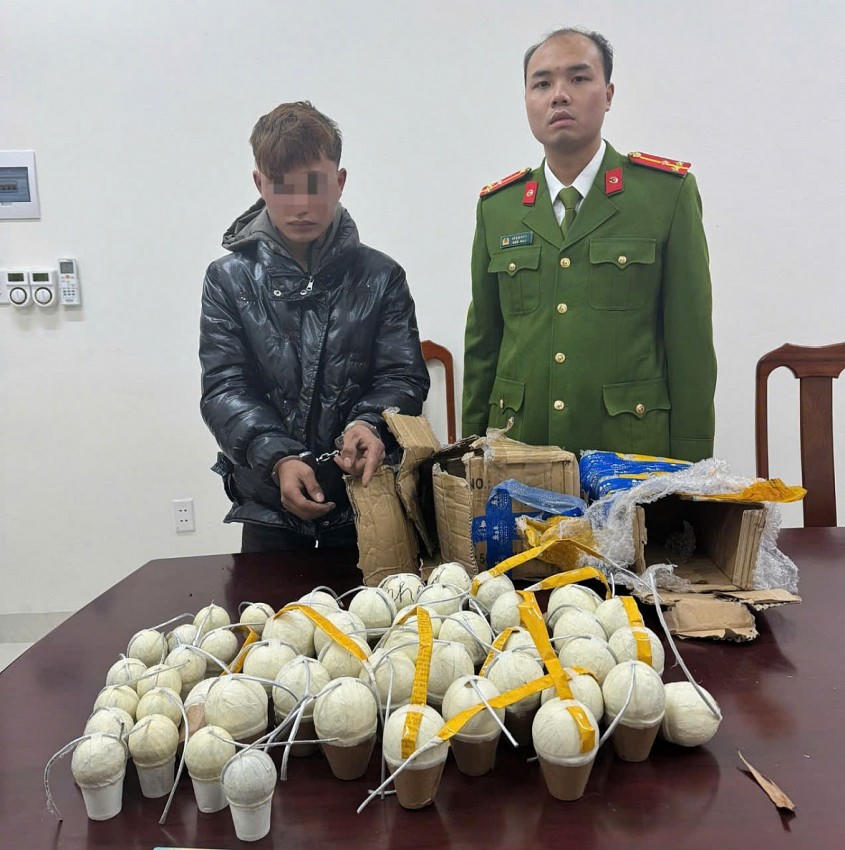 Đối tượng cùng tang vật bị thu giữ tại cơ quan công an.