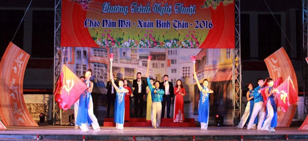Tiết mục "Hát dưới lá cờ Đảng quang vinh" thể hiện niềm tin và khát vọng tuổi trẻ Đất Tổ. (Ảnh: Thu Hường)