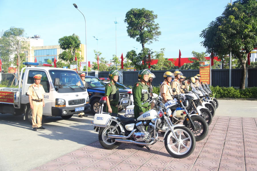 Ngay sau buổi lễ lực lượng Công an toàn tỉnh Quảng Ninh đồng loạt ra quân.