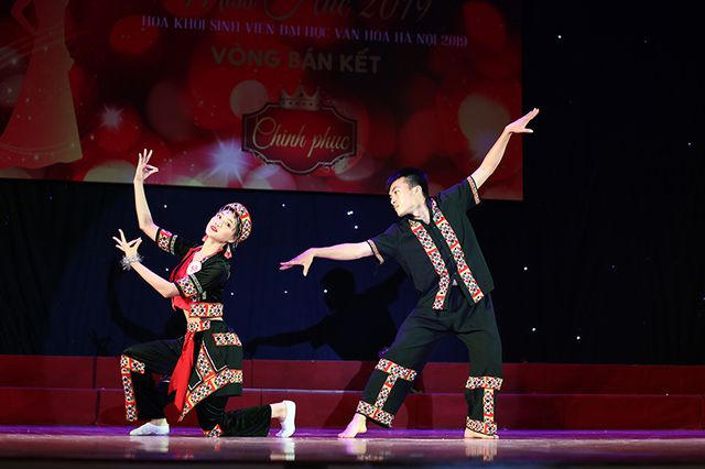 Lẻo Thu Hằng – nữ sinh đến từ vùng đất địa đầu Tổ quốc Hà Giang mang đến màu sắc của đồng bào dân tộc qua điệu múa Ngày lên nương.