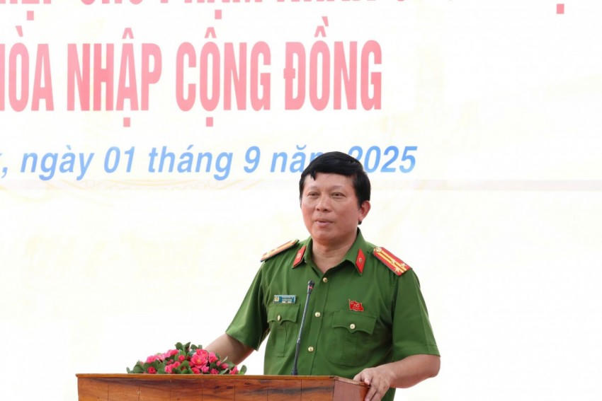 Thượng tá Phùng Minh Trí, Giám thị Trại tạm giam, công an tỉnh Đắk Lắk phát biểu tại buổi lễ công bố.