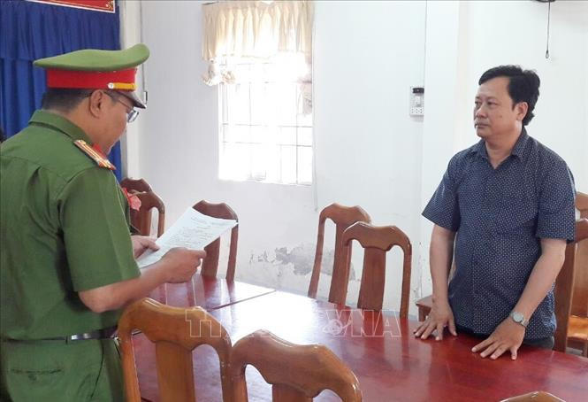Lực lượng chức năng đọc lệnh bắt tạm giam đối với bị can Phan Phương Đông.