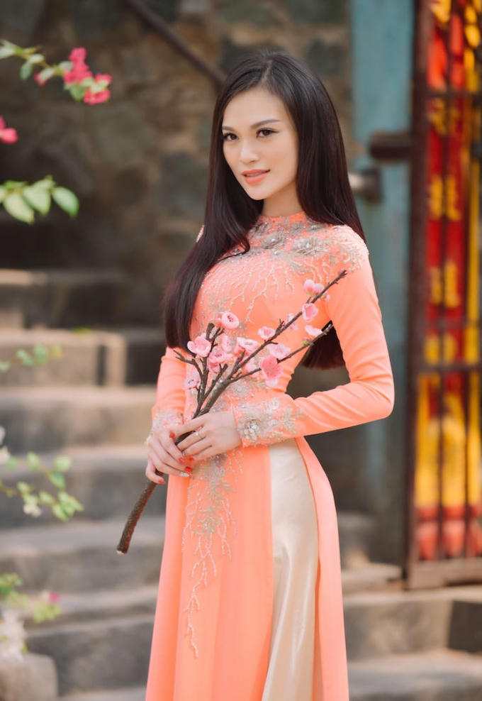 Cao Thùy Linh dịu dàng trong tà áo dài màu hồng cam