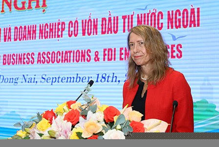 Đại diện Phòng Thương mại Hoa Kỳ tại TP.HCM phát biểu tại buổi đối thoại.