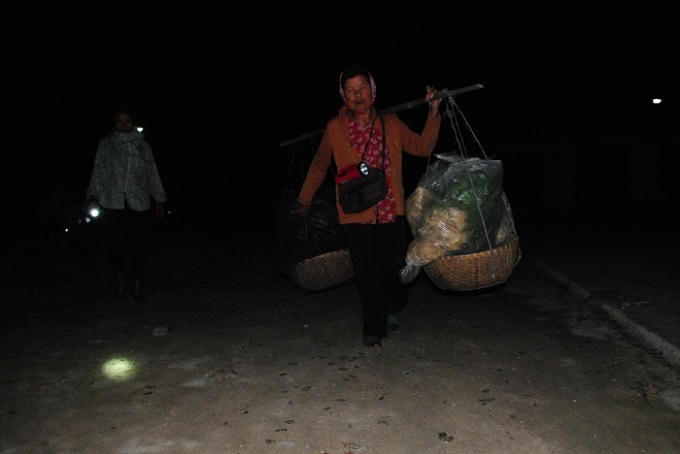 40 năm qua, cụ bà Hồ Thị Phức (77 tuổi ở xóm 7, xã Quỳnh Văn) thường thức dậy từ 2 giờ sáng để đi chợ đêm. Mỗi ngày bà kiếm được từ 30-40 nghìn đồng. Ảnh Duy Ngợi