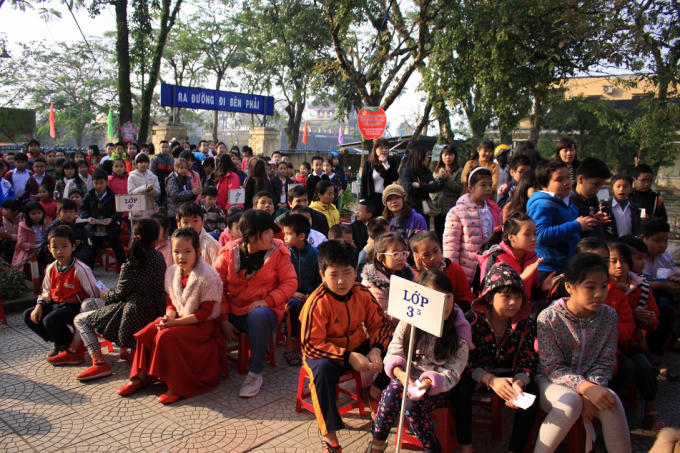 Đ&ocirc;ng đảo c&aacute;c em học sinh v&agrave; C&aacute;n bộ, gi&aacute;o vi&ecirc;n, nh&acirc;n vi&ecirc;n trường tiểu học Thuận Th&agrave;nh ch&agrave;o đ&oacute;n