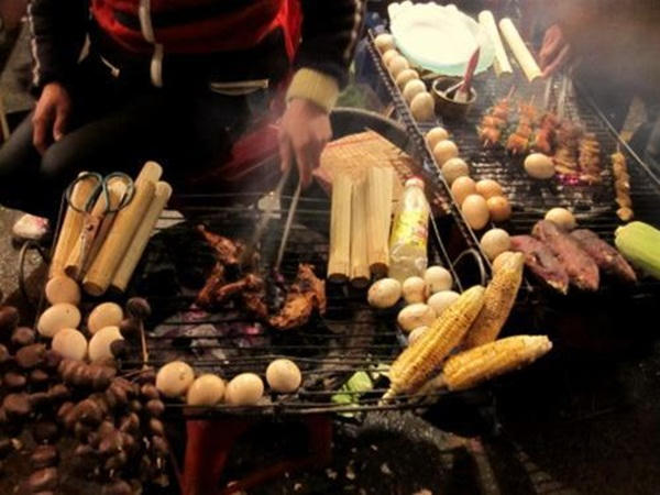 Giữa cái lạnh giá của vùng núi Tây Bắc được thức thức đồ nướng khiến người ta cảm thấy ấm áp hơn. (Nguồn: internet)