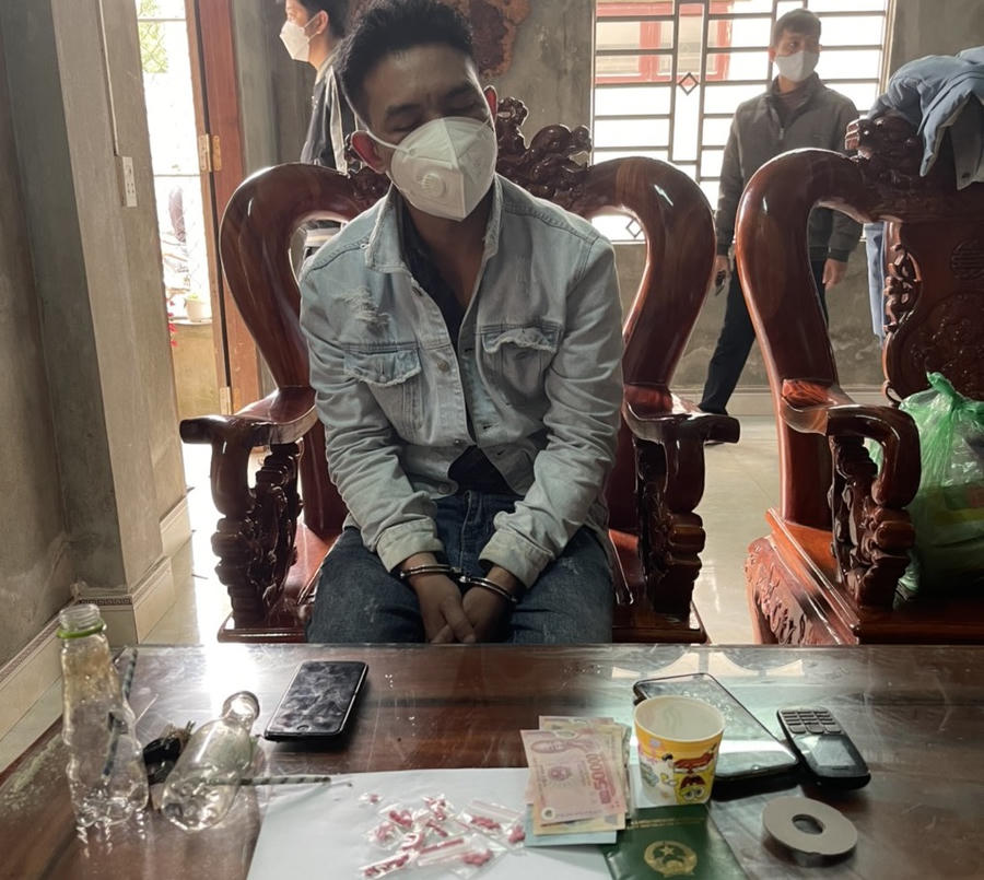Đối tượng Ngô Minh Hợi cùng tang vật liên quan.