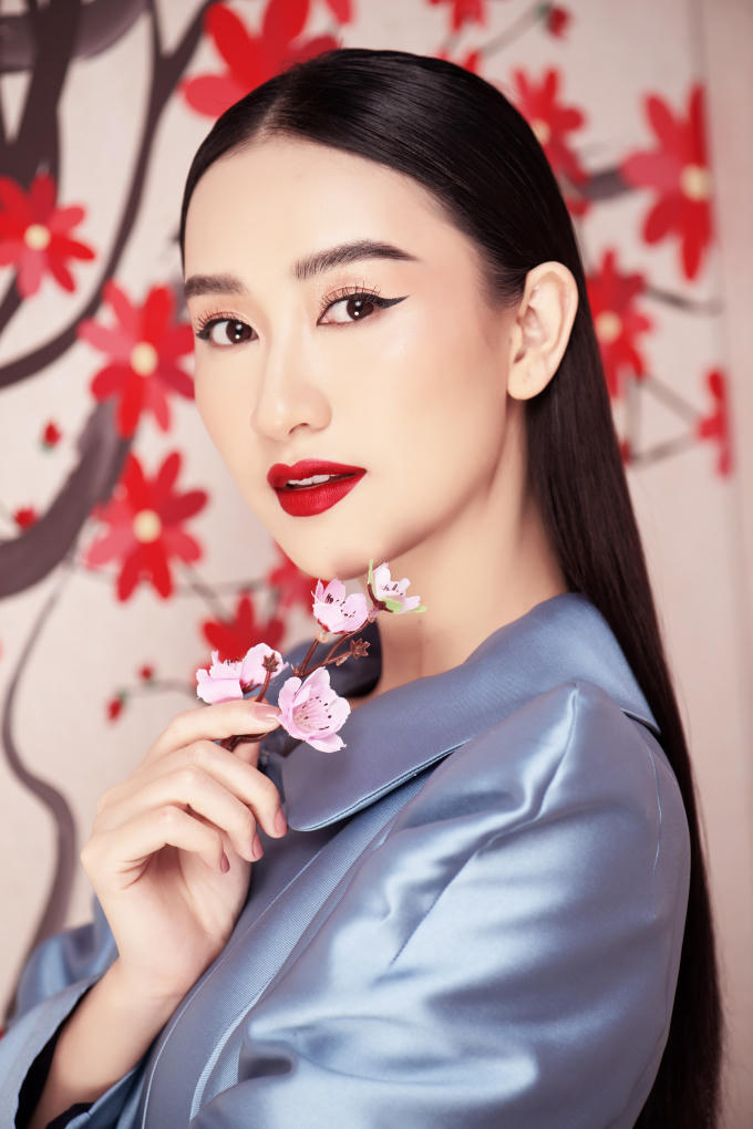 Hà Thu cũng có màn hóa thân ấn tượng với phục trang và cách make up cá tính.