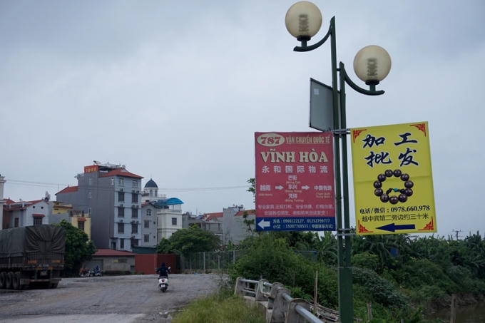 Biển hiệu ở ven sông Ngũ Huyện Khê.