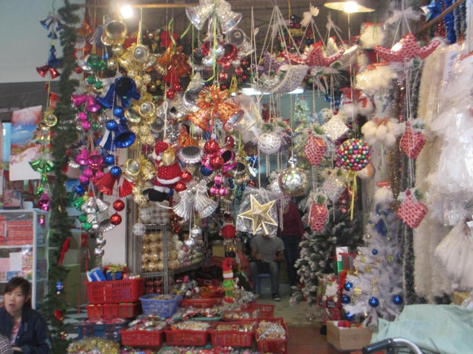 Lung linh sắc màu Noel trên phố Hàng Mã