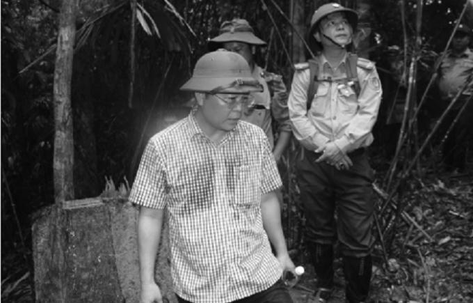 Ông Lê Trí Thanh cùng các lực lượng chức năng kiểm tra hiện trường phá rừng ở Đông Giang.