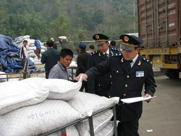 Giang kiểm tra hàng hoá NK qua cửa khẩu Thanh Thuỷ. Ảnh minh họa.