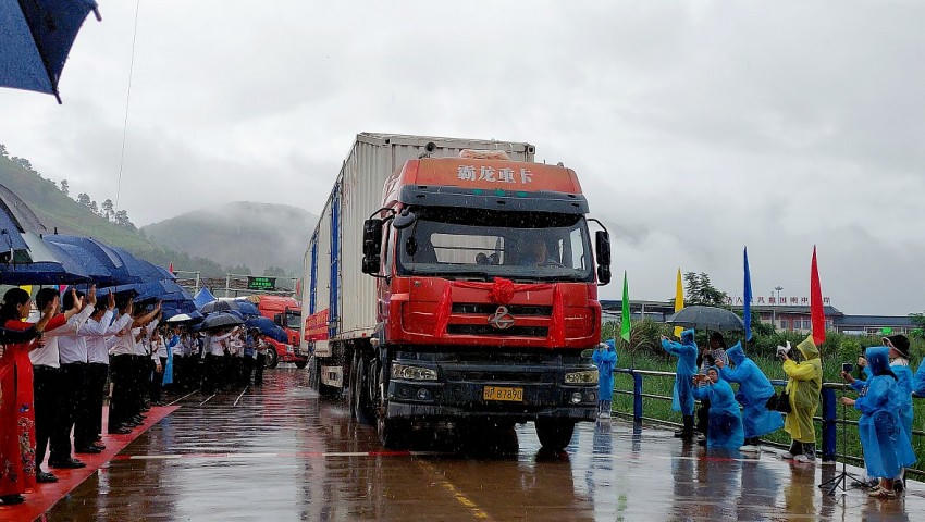 Xe vận tải hàng hóa của 2 nước Việt Nam- Trung Quốc đi qua cửa khẩu song phương Hoành Mô (Việt Nam) - Động Trung (Trung Quốc) Ảnh: Nguyễn Quang