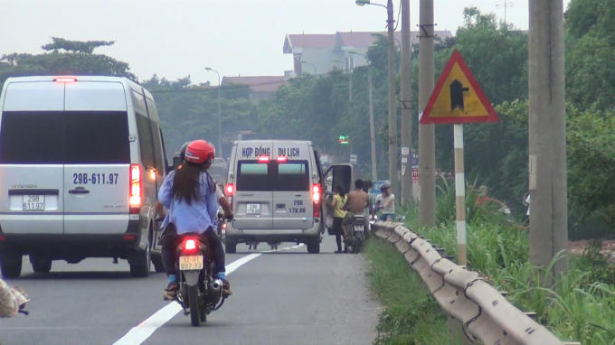 Các xe dừng để đón trả khách trước của bãi xe.