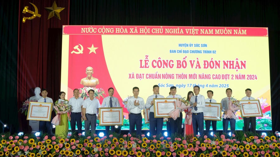 Lãnh đạo huyện Sóc Sơn trao Bằng nông thôn mới nâng cao tặng các xã. Ảnh: Hoàng Sơn/Hanoimoi