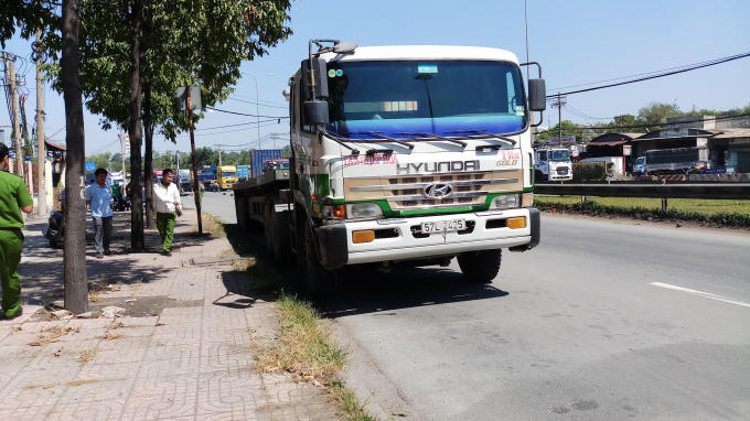 Chiếc đầu kéo chạy thêm 50m thì dừng lại.