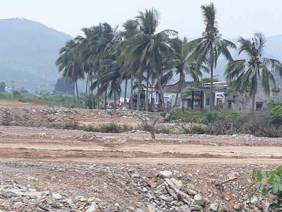 Một khu đất chưa được chủ đầu tư giải phóng xong mặt bằng, nhưng cũng đã được san lấp đất đá.