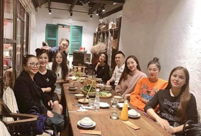 Cộng đồng mạng nhanh chóng chia sẻ hình ảnh Hương Tràm đi ăn cùng bạn bè và gia đình chúc mừng cho sự đoàn viên của cô sau thời gian đi học xa nhà.