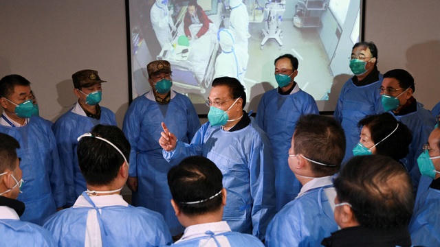 Thủ tướng Trung Quốc Lý Khắc Cường trao đổi với các nhân viên y tế trong một chuyến thăm tới bệnh viện ở Vũ Hán ngày 27/1. (Ảnh: Reuters)