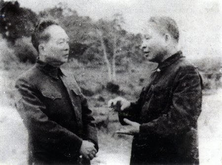 Bộ trưởng Quốc phòng Võ Nguyên Giáp trao đổi với Bộ trưởng Công an Trần Quốc Hoàn trước khi về tiếp quản Thủ đô năm 1954.