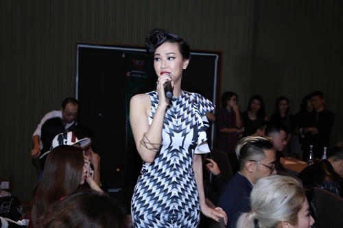 Cô còn hát một đoạn thể hiện giọng ca đẹp tại buổi họp báo.
