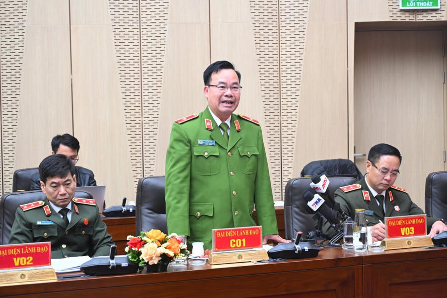 Thiếu tướng Lê Văn Tân, Phó Chánh Văn phòng Cơ quan Cảnh sát điều tra Bộ Công an phát biểu tại Họp báo.