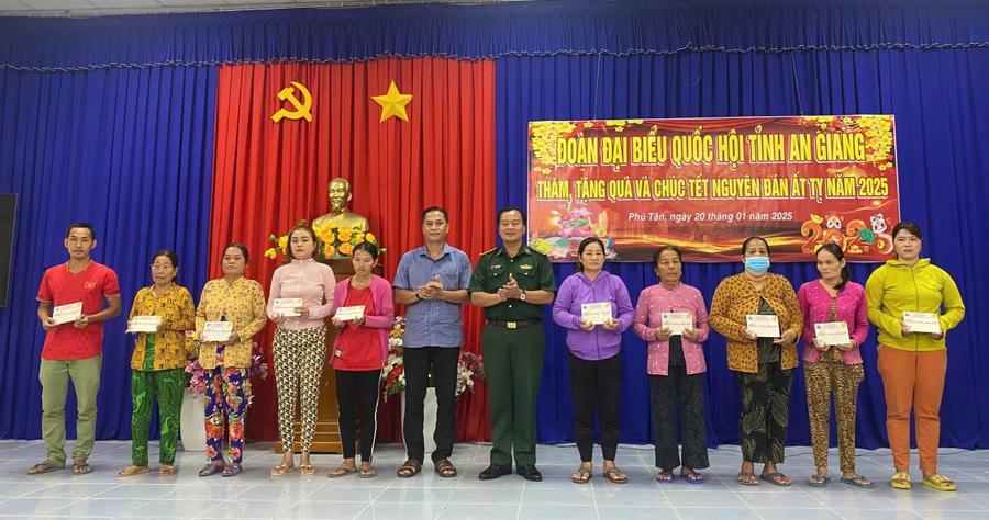 Tặng quà cho 30 hộ dân tại xã Phú Thọ (huyện Phú Tân)