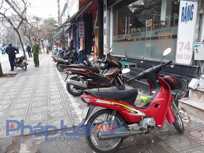 H&agrave; Nội: C&ocirc;ng an phường Cống Vị ra qu&acirc;n kiểm tra, xử l&yacute; t&igrave;nh trạng vi phạm trật tự đ&ocirc; thị