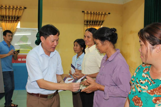 Ông Bùi Tiến Bắc, Phó chủ tịch UBND huyện Tân Sơn tham gia tặng quà cung đoàn thiện nguyện cho người dân xã Kiệt Sơn.