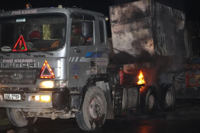 Xe đầu k&eacute;o bỗng dưng ph&aacute;t hỏa tr&ecirc;n Quốc lộ 1A