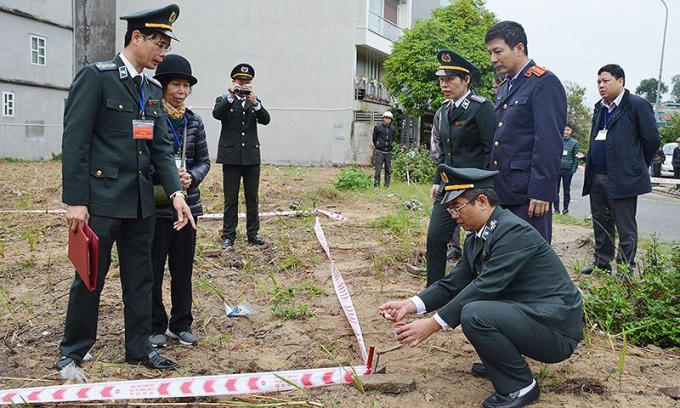 Cục THADS Quảng Ninh phân chia mốc giới bàn giao cho người được thi hành án. Ảnh minh họa.