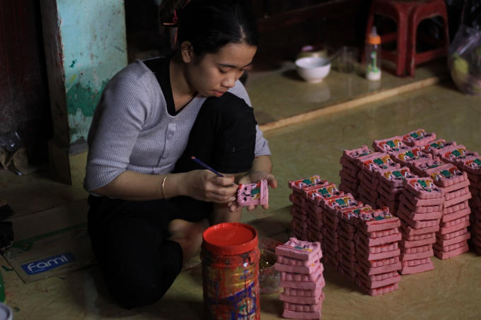 Sau khi được sơn màu, tượng được để cho khô tự nhiên.