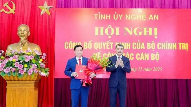 Ủy viên Bộ Chính trị, Bí thư Trung ương Đảng, Trưởng ban Tổ chức Trung ương Lê Minh Hưng tặng hoa chúc mừng tân Bí thư Tỉnh ủy Nghệ An Nguyễn Khắc Thận.