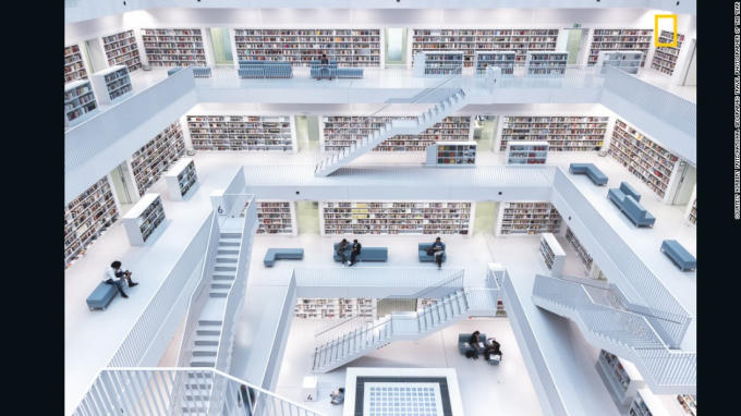 Bức ảnh "Levels of reading" của Norbet Fritz ghi lại "Nội thất hiện đại của thư viện thành phố ở Stuttgart.". Ảnh CNN.