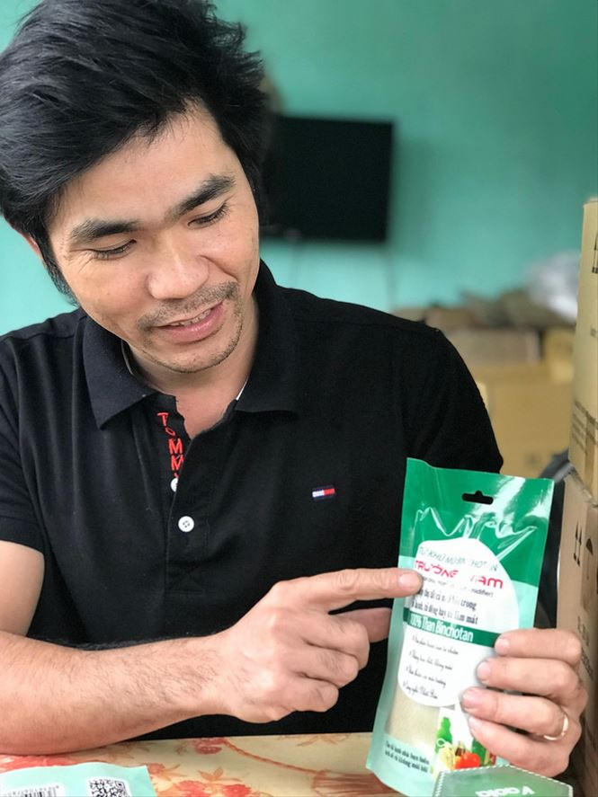 Huy giới thiệu về các sản phẩm của mình.