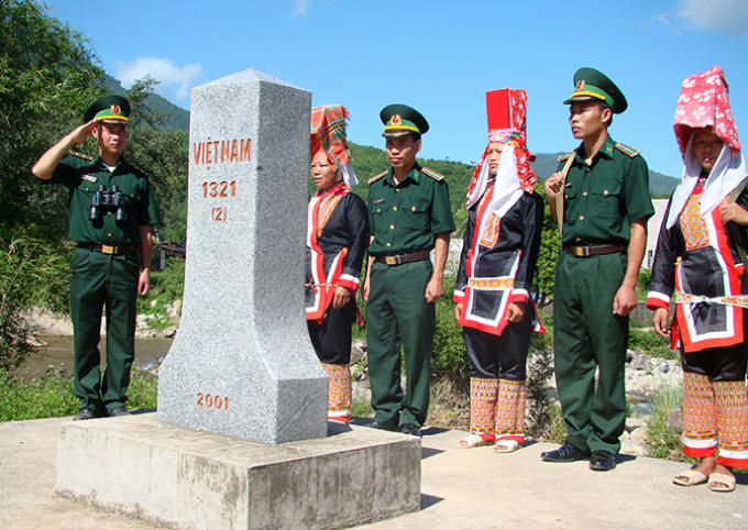 Các chiến sĩ Đồn biên Phòng cửa khẩu Hoành Mô cũng bà con dân tộc tuần tra, bảo vệ đường biên.