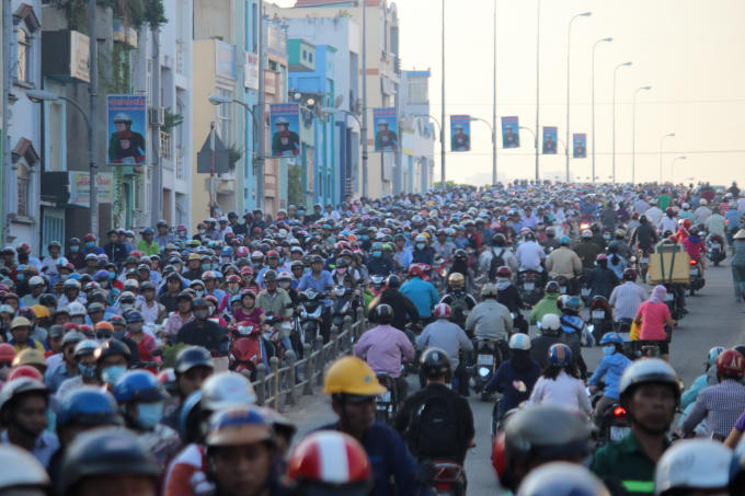Kẹt xe nghiêm trọng trên đường Khánh Hội.