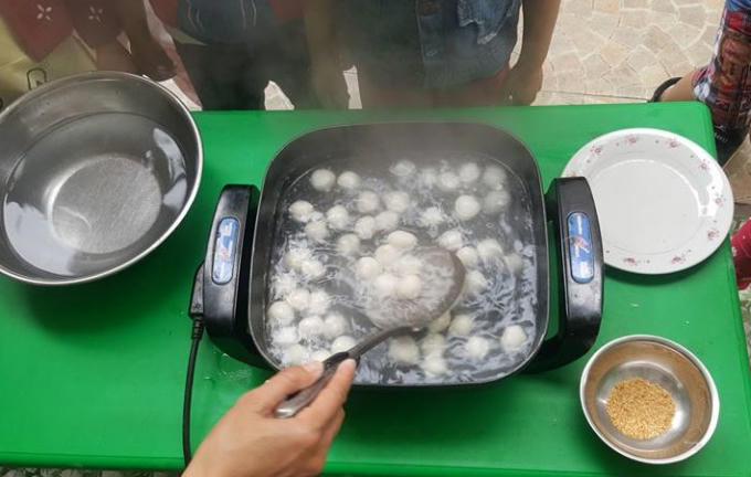 Tết Hàn thực, ngắm các em bé làm bánh trôi