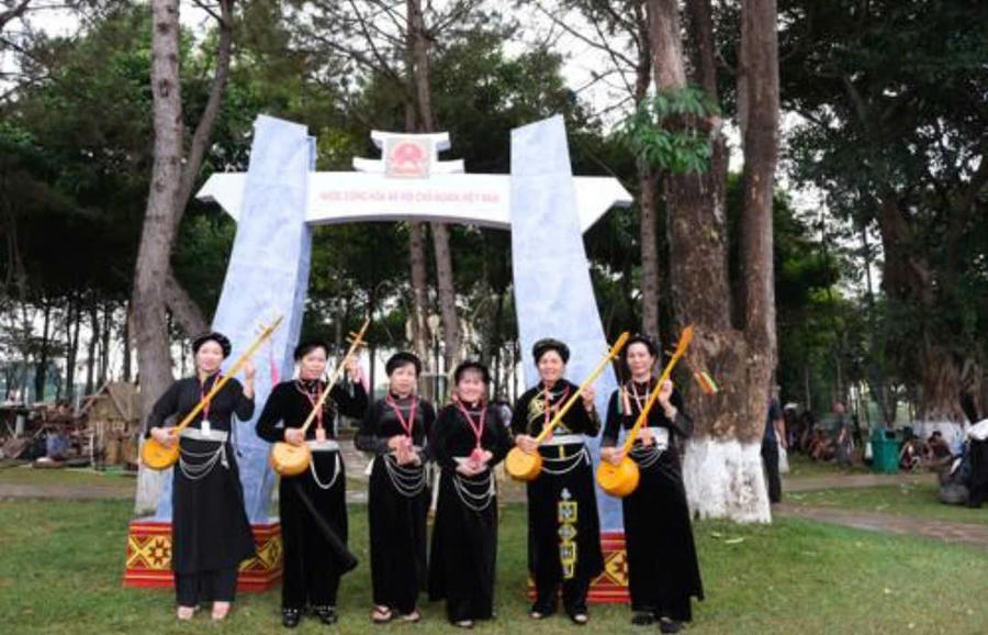 Những nghệ sĩ núi rừng hòa tấu nhạc cụ dân tộc tại chương trình Ngày hội văn hóa các dân tộc. (Ảnh: Báo Gia Lai)