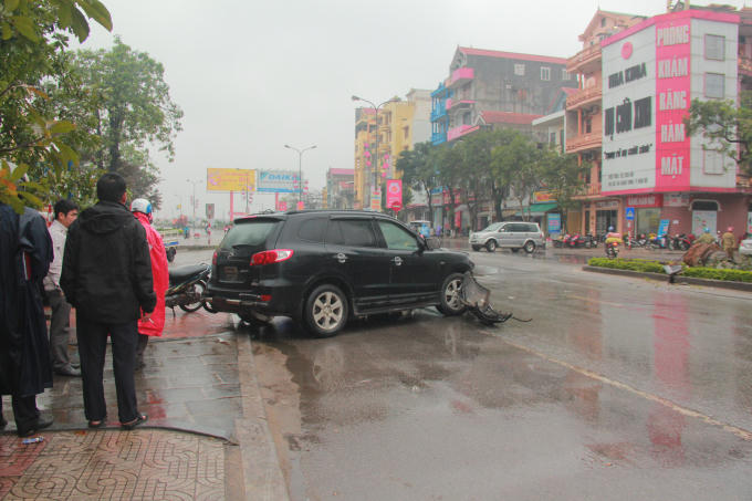 Sau khi đâm gãy cột đèn chiếc xe văng ngang sang đường. (Ảnh: Hải Long).