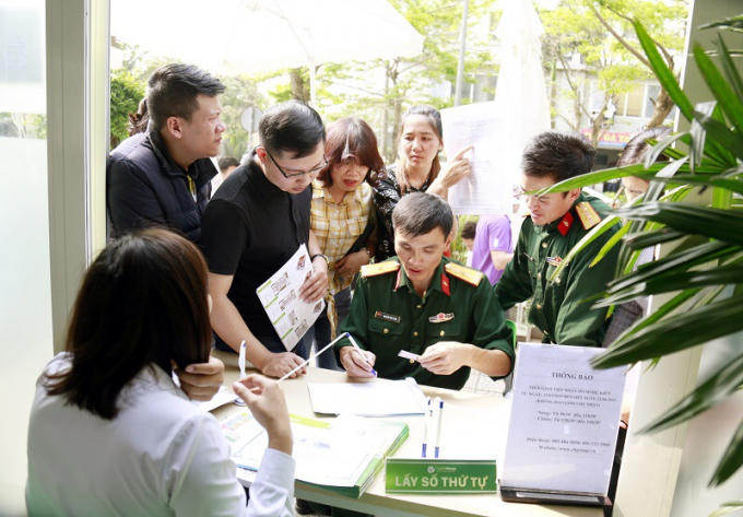 Quy trình nộp hồ sơ đơn giản, cán bộ tiếp nhận hồ sơ được đào tạo bài bản, chuyên nghiệp giúp cho khách hàng nộp hồ sơ dễ dàng và nhanh chóng.