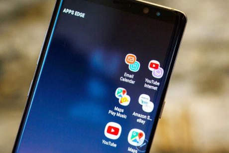 Cặp ứng dụng App Pair: Ứng dụng Multiwindow không có gì mới đối với các thiết bị của Samsung, tính năng này thậm chí còn có mặt trước khi Google tích hợp vào Android Nougat. Với Galaxy Note 8, Samsung giúp bạn dễ dàng sử dụng nhiều hơn hai ứng dụng cùng một lúc.