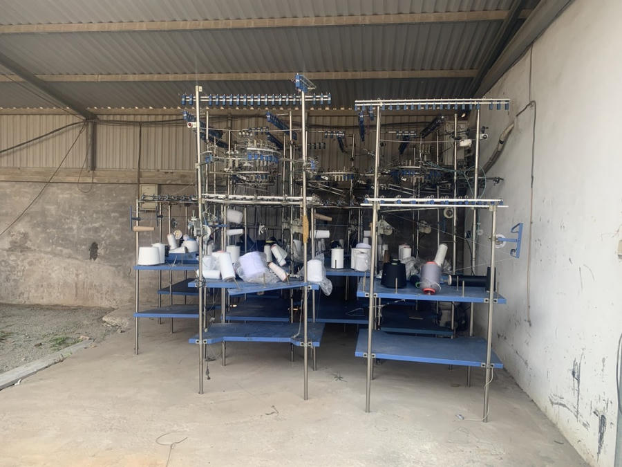 Nhiều máy móc phục vụ cho việc sản xuất hàng giả cũng bị thu giữ. (Ảnh: Cục Quản lý và Phát triển thị trường trong nước)
