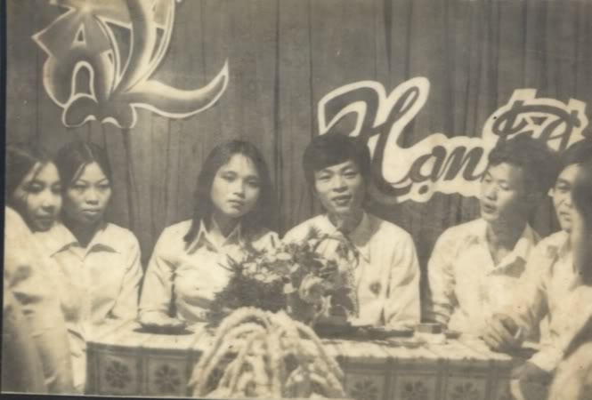 Đám cưới mộc mạc, giản dị với sự góp mặt của đông đủ bạn bè của cô dâu, chú rể. Ảnh: Internet.