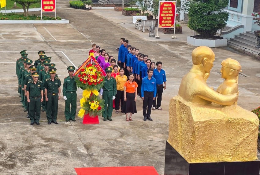 Dâng hoa tại tượng đài Bác Hồ với chiến sĩ Biên phòng. Ảnh: Minh Đương