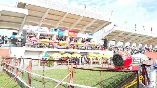 Kh&aacute;n đ&agrave;i đ&ocirc;ng nghịt người dự Lễ hội chọi tr&acirc;u Đồ Sơn năm 2017