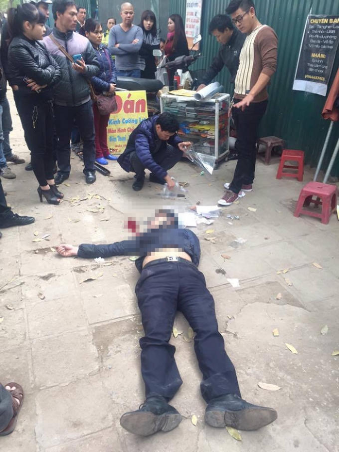 Người đàn ông bị đạnh ngất tại chỗ, sau khi dùng dao tấn công tài xế ô tô.