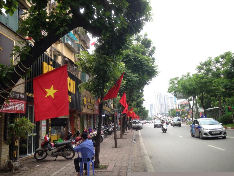 Những lá cờ được treo thẳng tắp, mang lại vẻ đẹp rực rỡ cho đường phố Hà Nội.