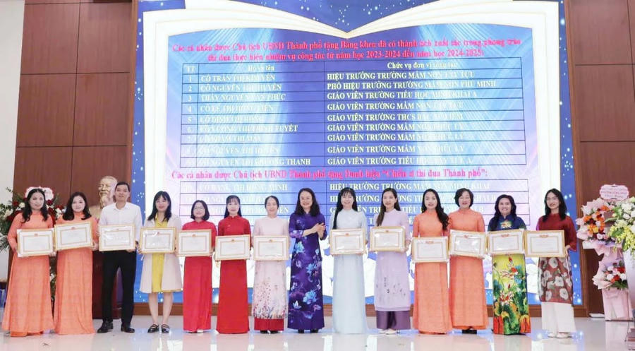 Các cá nhân được Chủ tịch UBND TP Hà Nội tặng Bằng khen đã có thành tích xuất sắc trong phong trào thi đua thực hiện nhiệm vụ công tác từ năm hoc 2023 - 2024 đến năm học 2024 - 2025; danh hiệu "Chiến sĩ thi đua TP".